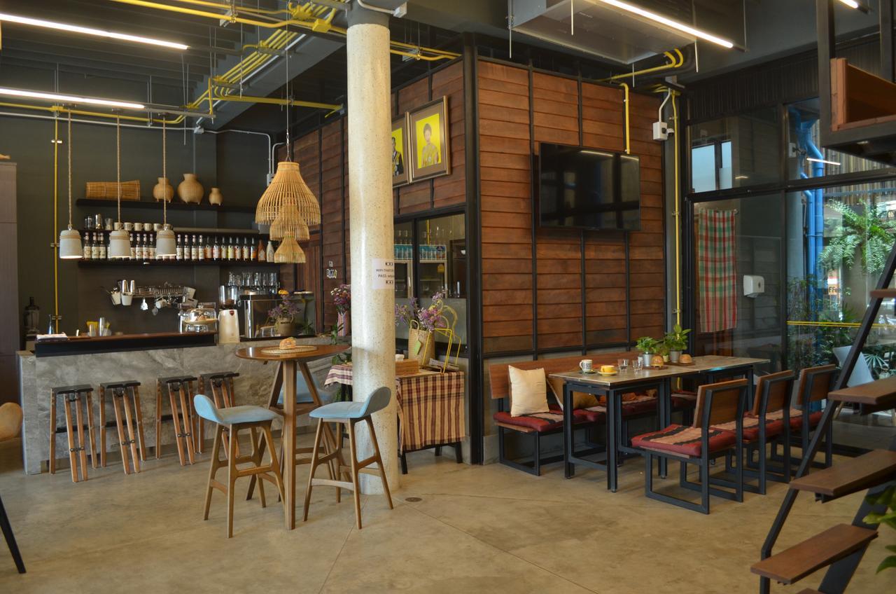 Whereder Poshtel Udon Thani Bagian luar foto